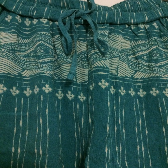 Super cute teal Roxy shorts awesome pattern - Picture 3 of 6